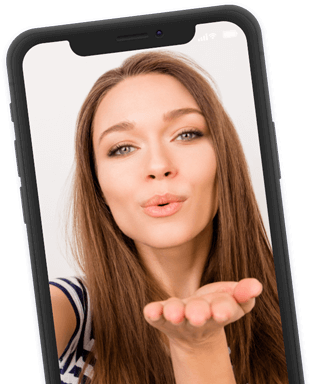 Mujer enviando un beso desde la pantalla del smartphone